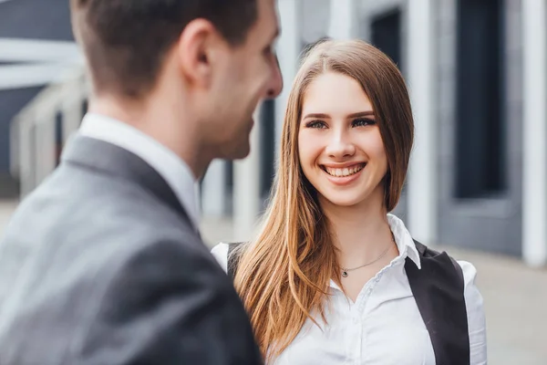 Emprendedor Sonriente Con Emociones Alegres Quédate Con Amiga — Foto de Stock