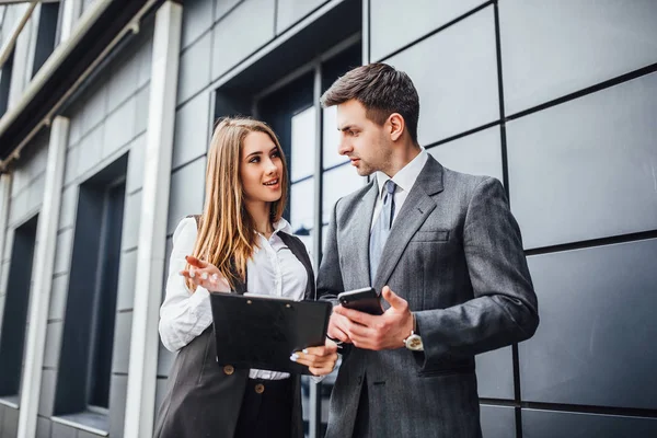 Foto Dos Colegas Discutiendo Sobre Proyecto Cerca Oficina — Foto de Stock