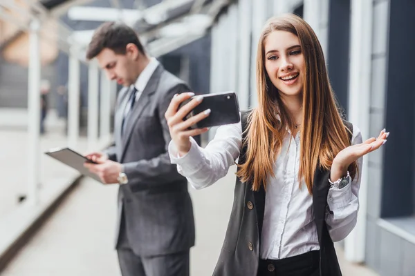 Imagen Compañeros Negocios Jóvenes Pareja Tomar Selfie Por Teléfonos Móviles — Foto de Stock