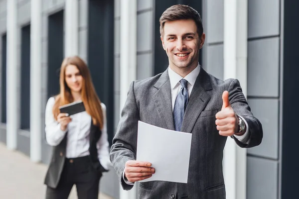 Wan Empleado Con Signo Aprobación Documentos Las Manos —  Fotos de Stock