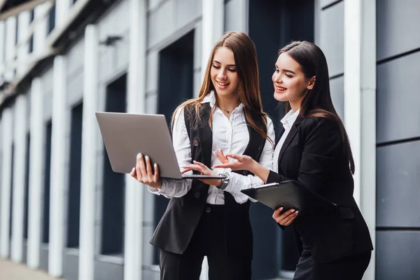 Deux Femmes Travaillant Ensemble Sur Ordinateur Portable Avec Présentation — Photo