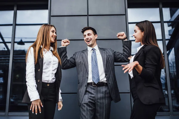 Empresarios Felices Con Las Manos Levantadas Ganando Competencia Financiera —  Fotos de Stock