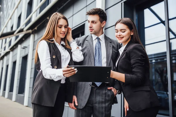 Três Jovens Empresários Alegres Conversando Uns Com Outros Enquanto Caminham — Fotografia de Stock