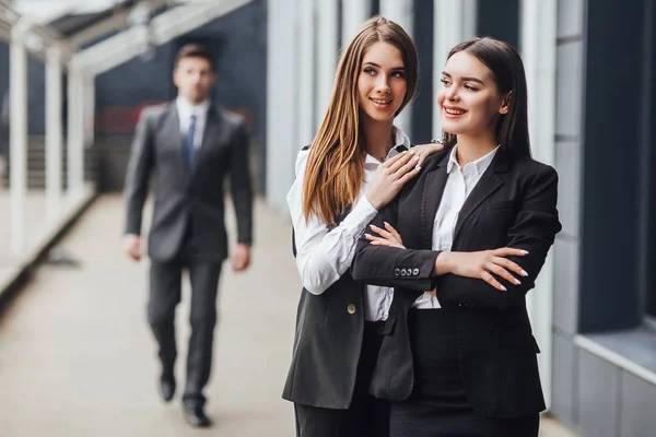 Dois Jovens Colegas Pensar Trabalho Focando Primeiro Plano — Fotografia de Stock