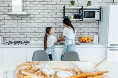 Ev mutfağında el yıkama iki kız kardeş, seçici odak