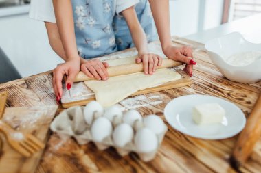 ev yapımı pasta, seçici odak pişirme kız kardeşlerin kırpılmış görünümü