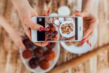cupcakes ve çerezleri, seçici odak fotoğraf yapma kadın kırpılmış görünümü