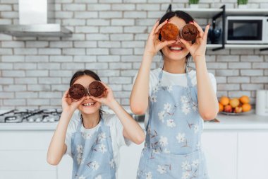 Lezzetli kekleri olan genç ve güzel kardeşler, ön plana odaklanın.
