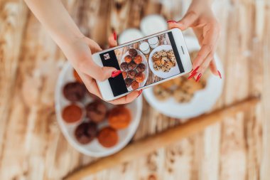 cupcakes ve çerezleri, seçici odak fotoğraf yapma kadın kırpılmış görünümü