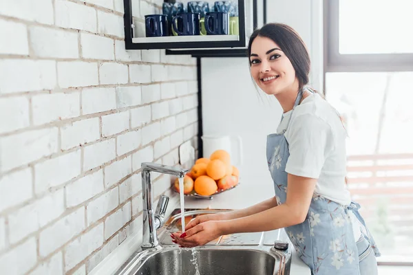 Schöne Frau Blauer Schürze Wäscht Sich Vor Dem Kochen Die — Stockfoto