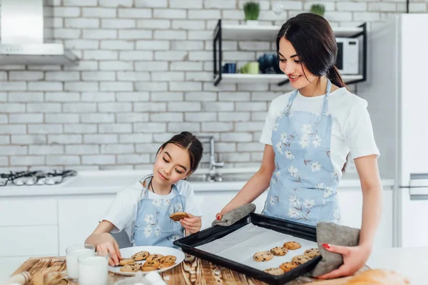 Sisters Cooking Cookies Home Kitchen Focus Foreground — Stock Photo, Image