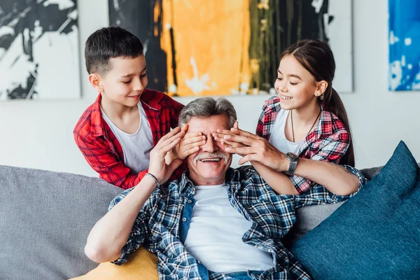 Niños Haciendo Sorpresa Abuelo Casa Centran Primer Plano —  Fotos de Stock