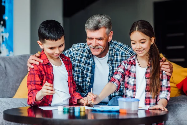 Abuelo Con Niños Pintando Mesa Enfoque Primer Plano —  Fotos de Stock