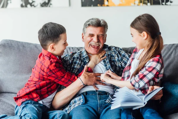 Positiver Opa Liest Buch Für Kinder Während Hause Ruht — Stockfoto