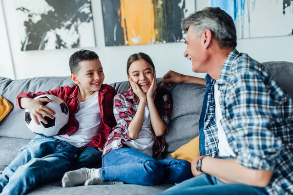 Niños Felices Que Van Jugar Fútbol Con Abuelo — Foto de Stock