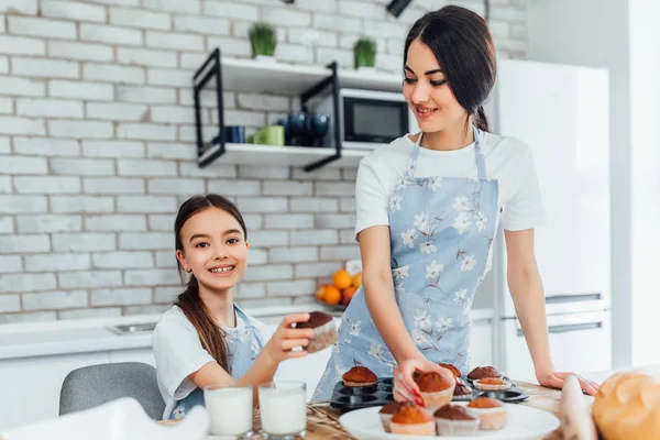 Beautiful Sisters Fresh Tasty Cupcakes Home Kitchen — Stock Photo, Image