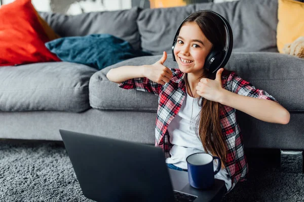 Muchacha Atractiva Escuchando Música Uso Computadora Portátil Centran Primer Plano —  Fotos de Stock