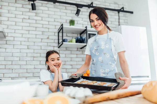 Schwestern Kochen Plätzchen Der Heimischen Küche Konzentrieren Sich Auf Den — Stockfoto