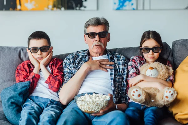 Abuelo Sentado Con Los Niños Sofá Sala Estar Viendo Películas — Foto de Stock
