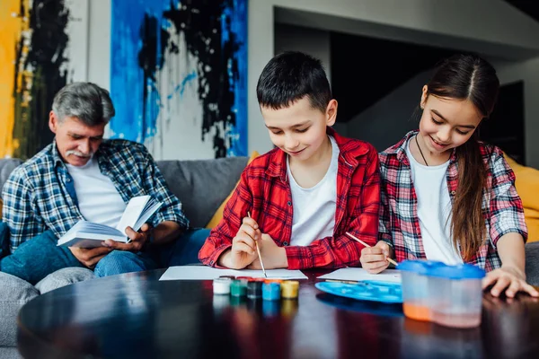 Porträt Des Süßen Mädchens Und Jungen Die Mit Farbenfroher Gouache — Stockfoto