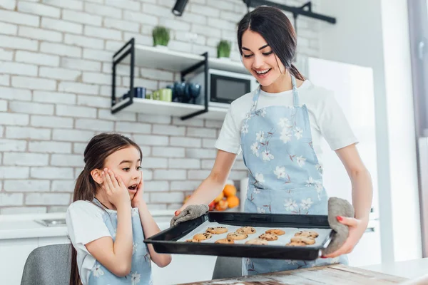 Sisters Cooking Cookies Home Kitchen Focus Foreground — Stock Photo, Image