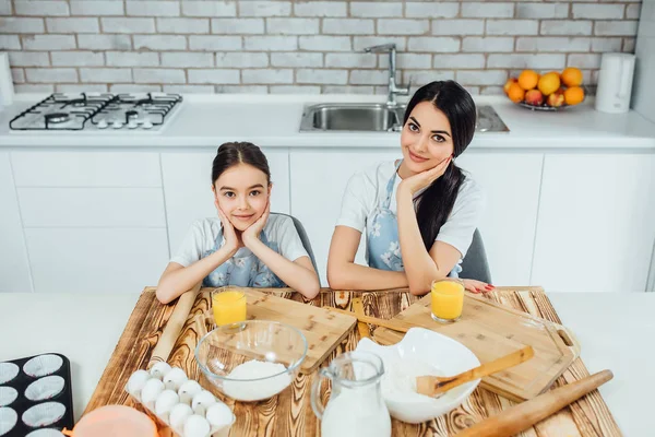 Hermanas Divertidas Preparando Masa Mientras Beben Jugo Cocina —  Fotos de Stock