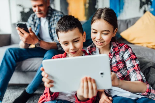 Niños Usando Ordenador Portátil Abuelo Usando Teléfono Inteligente Centran Primer —  Fotos de Stock