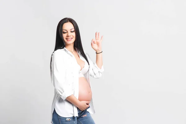 白い背景で隔離された若い妊娠中の女性 — ストック写真