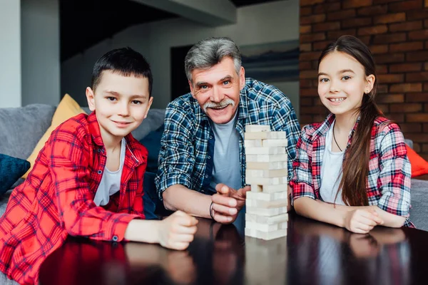 Großvater Mit Kindern Spielt Hause Mit Holzklötzen — Stockfoto