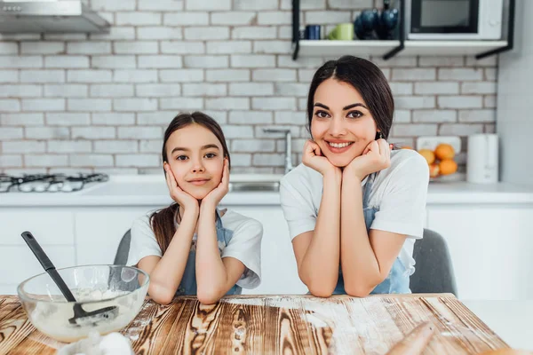 Två Lyckliga Systrar Matlagning Hemma Fokusera Förgrunden — Stockfoto