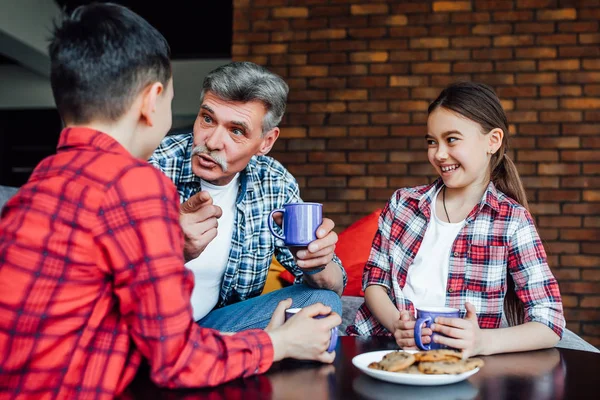 Abuelo Con Niños Bebiendo Con Galletas — Foto de Stock