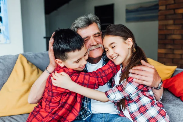 Abuelo Con Niños Sonriendo Sentado Sofá Abrazando — Foto de Stock