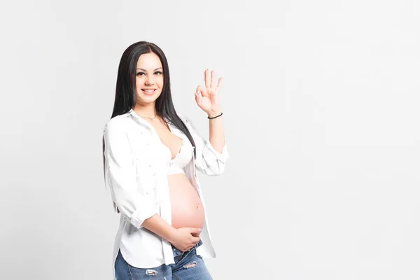 Felice Donna Incinta Isolato Sfondo Bianco — Foto Stock