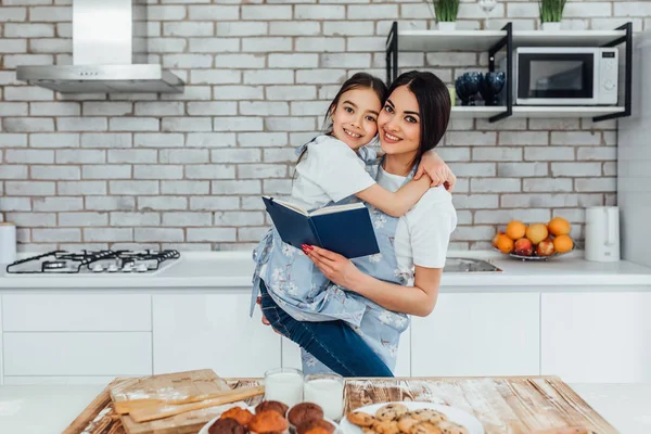 Schwestern Mit Rezeptbuch Kochen Der Heimischen Küche — Stockfoto