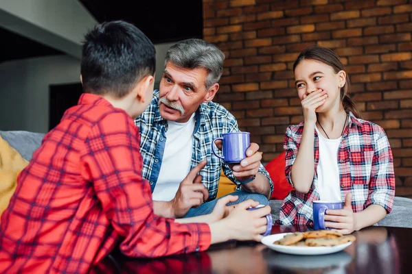 Abuelo Sonriente Con Niños Bebiendo Con Galletas — Foto de Stock