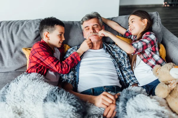 Abuelo Durmiendo Niños Jugando Con Cara Abuelo — Foto de Stock