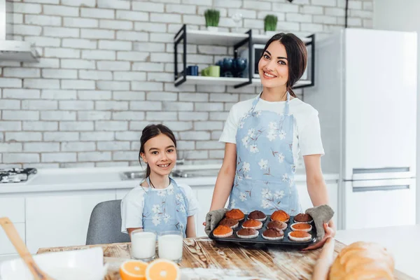 Young Beautiful Sisters Tasty Cupcakes Focus Foreground — Stock Photo, Image