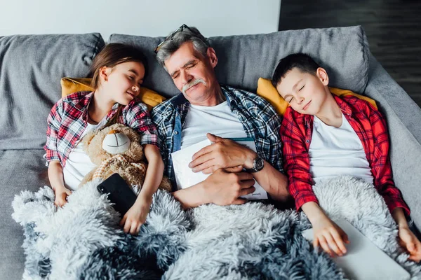 Abuelo Con Niños Durmiendo Cama Después Cuentos Hadas —  Fotos de Stock