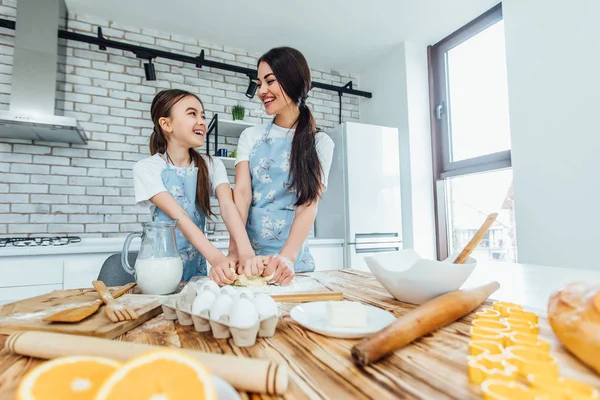 Sisters Cooking Cookies Home Kitchen Selective Focus — Stock Photo, Image