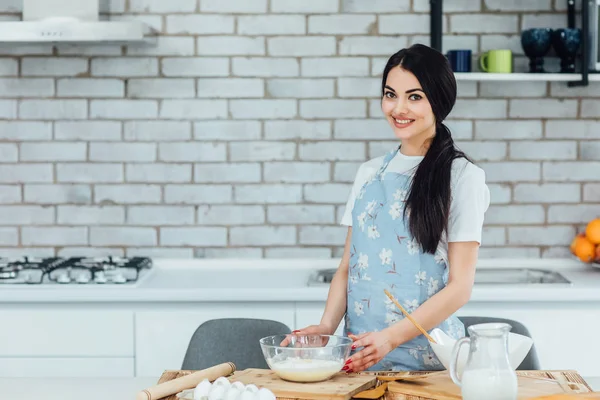 有吸引力的女人在家厨房做饭 专注于前景 — 图库照片