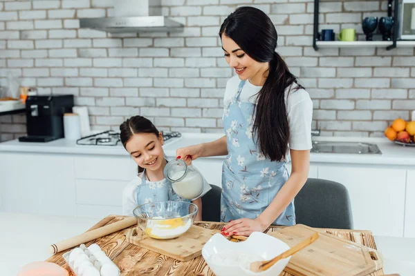 Dos Hermanas Felices Cocinando Casa Centran Primer Plano —  Fotos de Stock