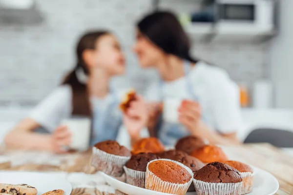 Perfekt Hemlagad Muffins Systrar Bakgrunden Selektiv Fokus — Stockfoto