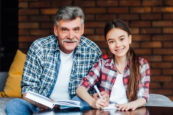 Großvater Hilft Mädchen Bei Hausaufgaben Fokus Auf Vordergrund — Stockfoto