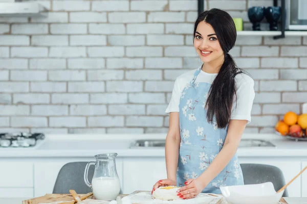 Kvinna Matlagning Hemma Kök Fokus Förgrunden — Stockfoto