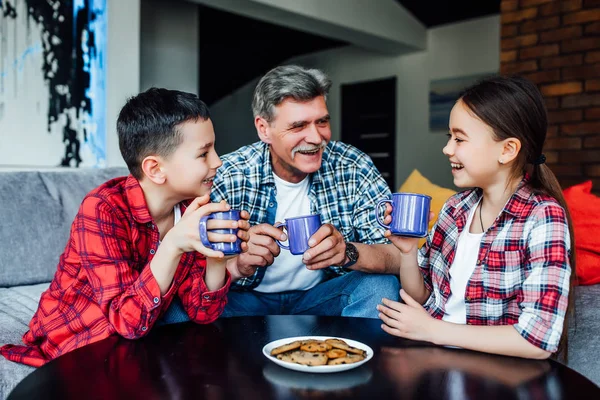 Abuelo Sonriente Con Niños Bebiendo Con Galletas —  Fotos de Stock