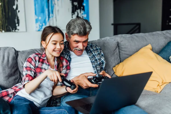 Dedesi Torunu Joysticks Ile Eğlenceli Dizüstü Bilgisayarda Oynarken — Stok fotoğraf
