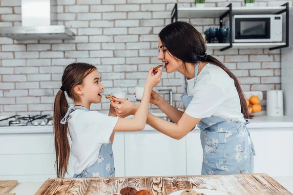 Sisters Cooking Cookies Home Kitchen Selective Focus — Stock Photo, Image