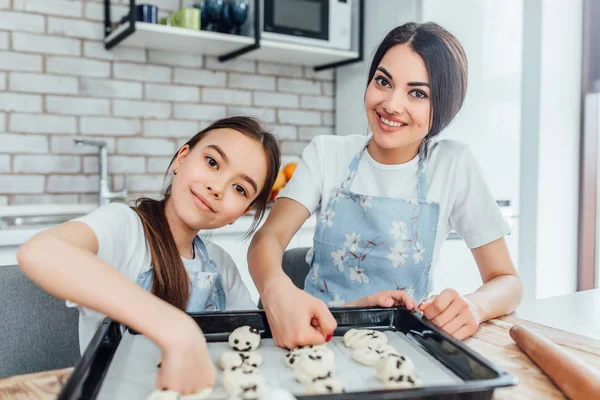 Glückliche Schwestern Kochen Cupcakes Der Küche — Stockfoto