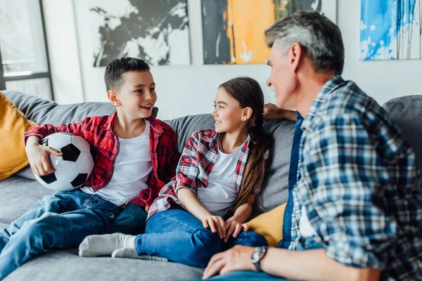 Niños Felices Que Van Jugar Fútbol Con Abuelo —  Fotos de Stock