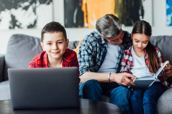 Porträt Des Großvaters Und Der Enkelin Beim Lesen Von Büchern — Stockfoto